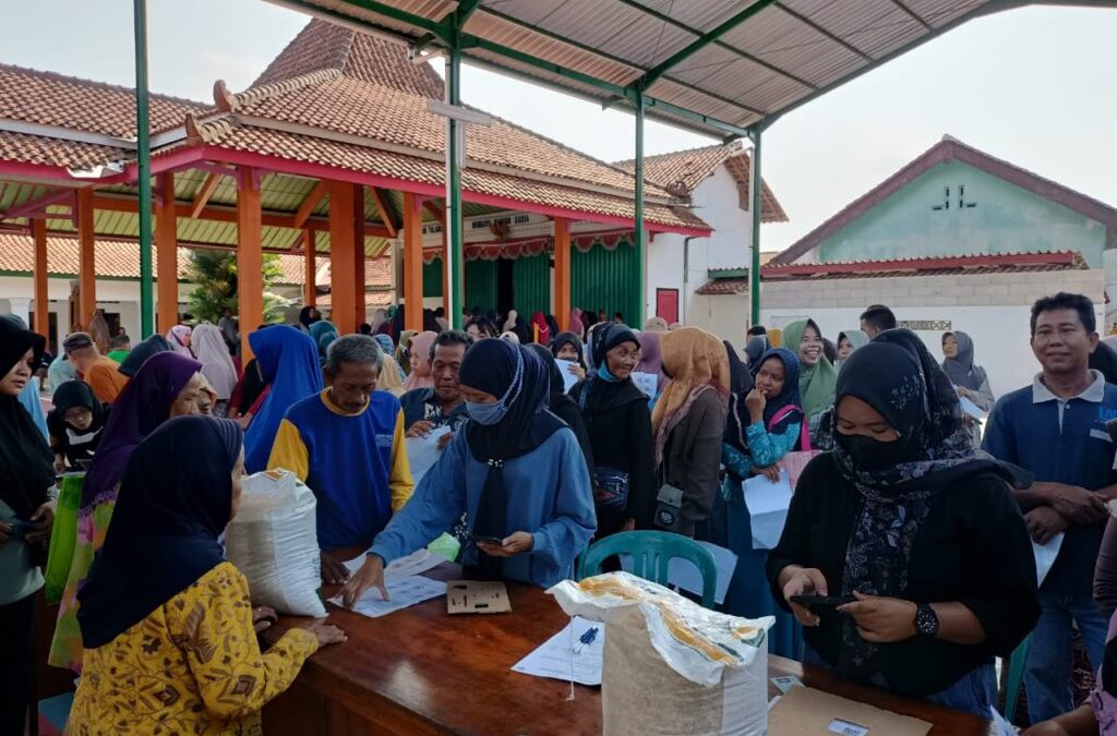 Pemerintah Salurkan Bantuan Beras CBP kepada Masyarakat Desa Kuripan Kidul untuk Meningkatkan Kesejahteraan Pangan