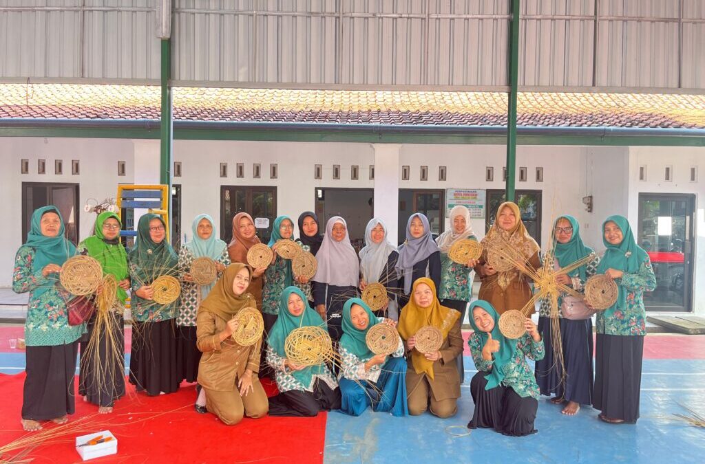 Pemerintah Desa Kuripan Kidul Gelar Pelatihan Pembuatan Piring Lidi Untuk Pemberdayaan Perempuan