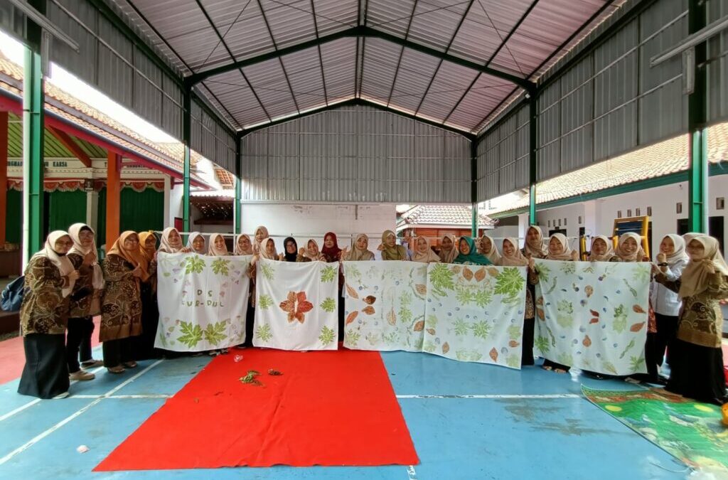 Rakor PKK Desa Kuripan Kidul Bahas Kinerja dan Praktikkan Ecoprint