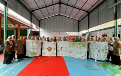 Rakor PKK Desa Kuripan Kidul Bahas Kinerja dan Praktikkan Ecoprint