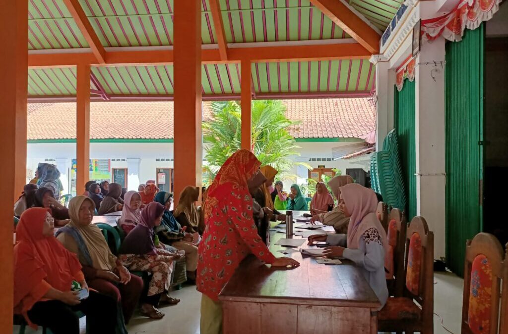 Sejumlah KPM Desa Kuripan Kidul Terima Bantuan Beras dan Minyak goreng