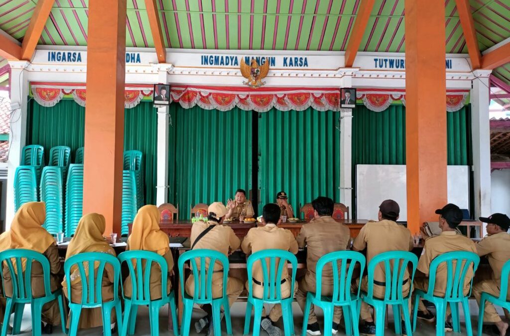 Camat Kesugihan Lakukan Monitoring di Kantor Pemerintah Desa Kuripan Kidul